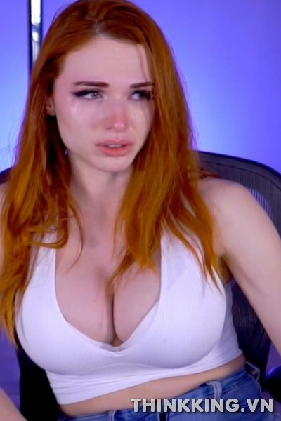 Amouranth is using physical censor bars on her Twitch streams