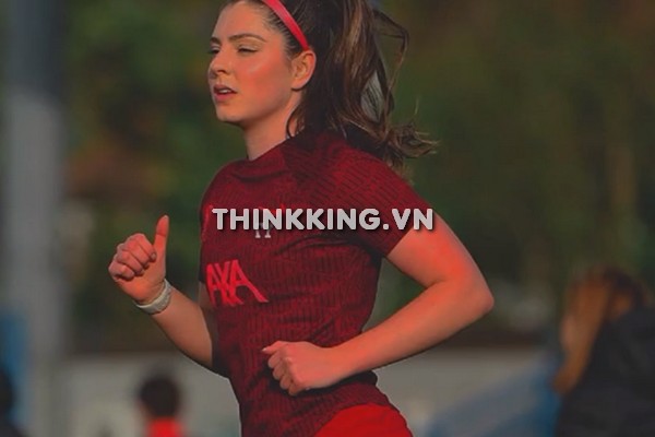 Menina com a camisa do liverpool Video Completo